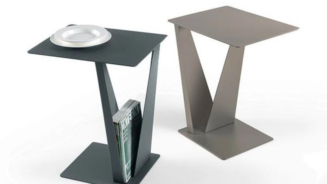Tavolino multifunzione Bridge che integra la funzione portariviste, realizzato in acciaio verniciato di Kermes divani