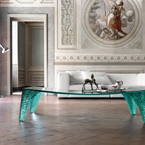 Tavolino Atlas in vetro curvato con gambe composte da 19 sezioni di vetro scolpito a mano e incollate l’una sull’altra di Fiam