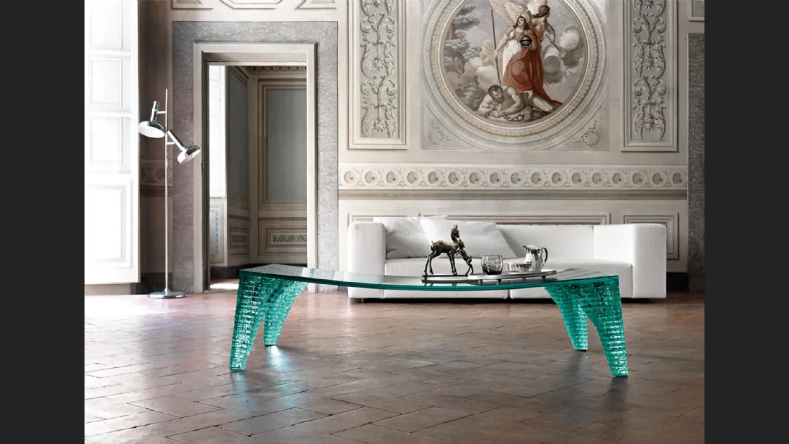 Tavolino Atlas in vetro curvato con gambe composte da 19 sezioni di vetro scolpito a mano e incollate l’una sull’altra di Fiam