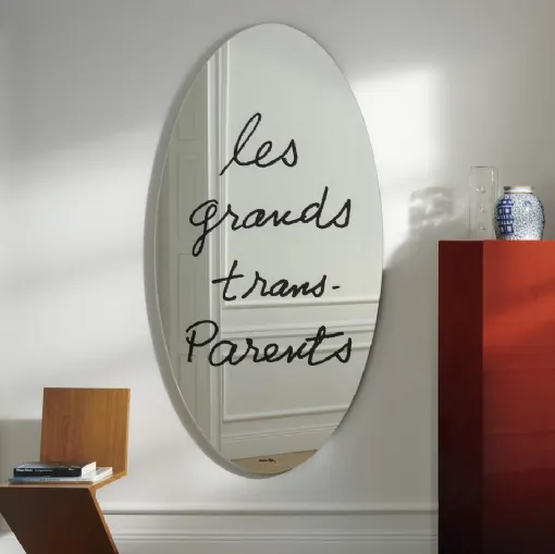 Specchio ovale con scritta Les Grands Trans-Parents di Cassina