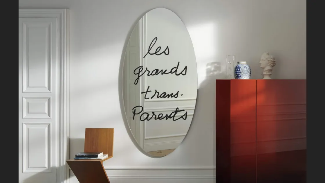Specchio ovale con scritta Les Grands Trans-Parents di Cassina