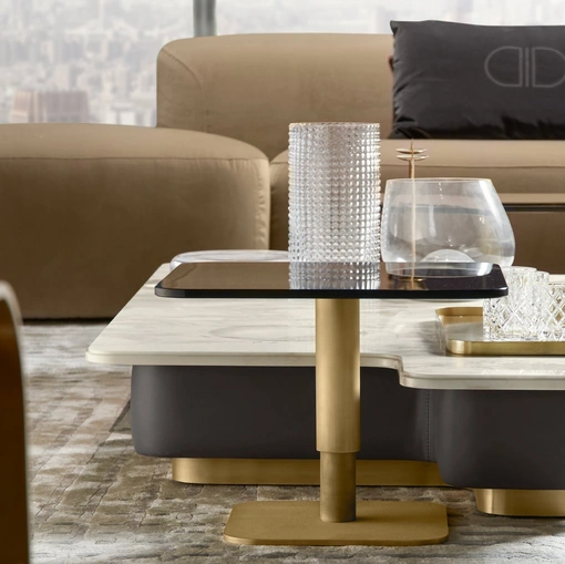 Tavolino Lipari in marmo, pelle e ottone di Daytona Home