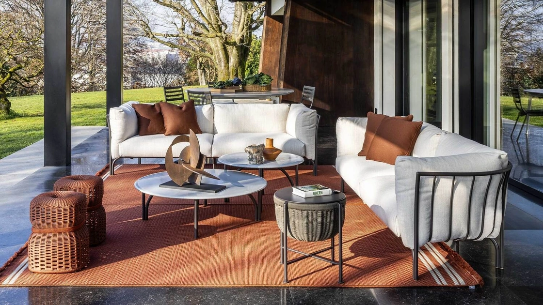 Tavolino Mirabell in pietra lavica smaltata di Poltrona Frau