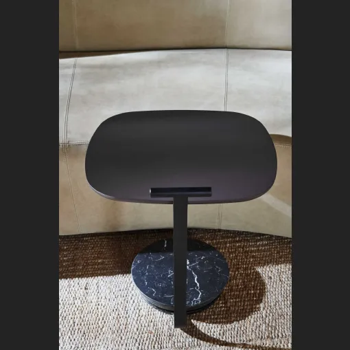 Tavolino laccato opaco antracite con base in marmo Surf di Molteni & C