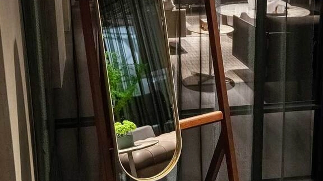 Specchio Appendiabiti da terra Ren con cornice in cuoio di Poltrona Frau