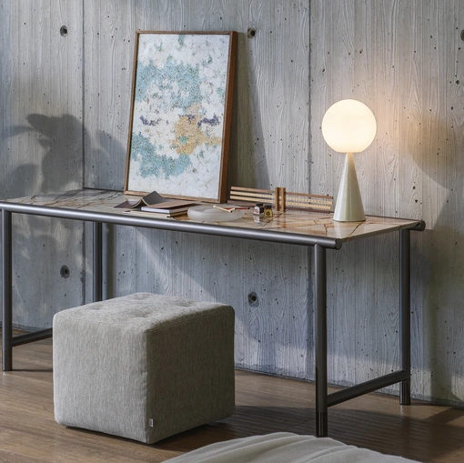 Scrittoio Iko con top in marmo di Flou