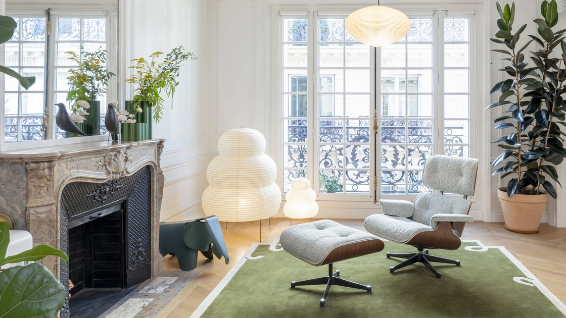 Lampada da terra realizzata a mano, in tradizionale carta washi, da artigiani giapponesi, Akari 24N di Vitra