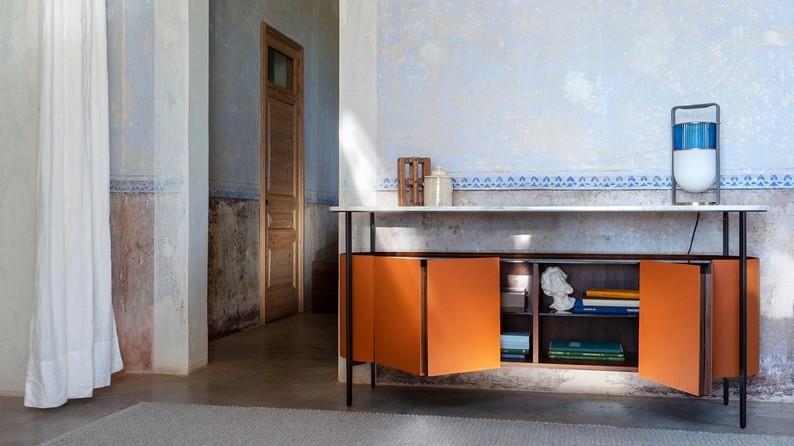 Lampada da Tavolo Xi in vetro e vetro cannettato colorato con struttura in metallo finitura ottone di Poltrona Frau