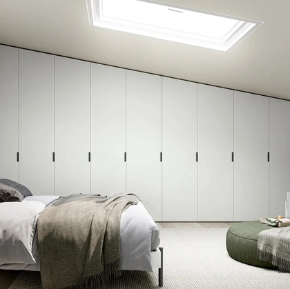 Armadio con ante battenti su misura per mansarde Logic di Dielle Modus