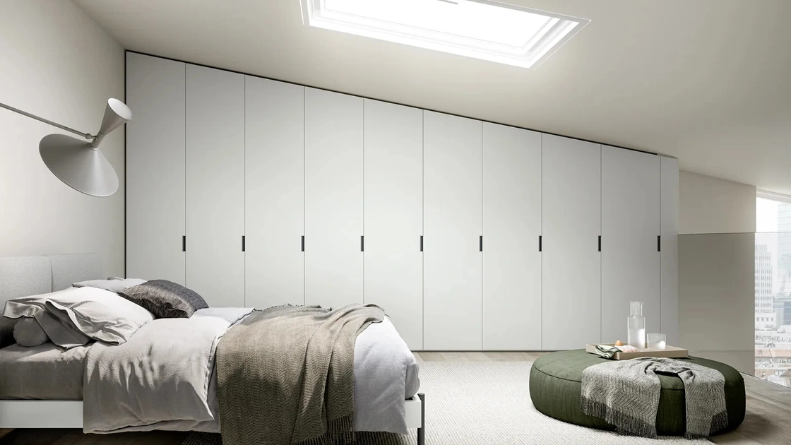 Armadio con ante battenti su misura per mansarde Logic di Dielle Modus