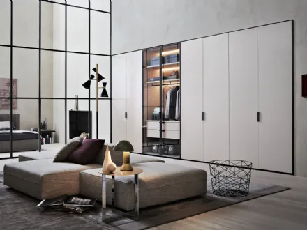 Armadio con ante battenti Gliss Master-Grip in laccato opaco e vetro di Molteni & C