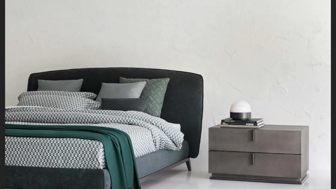 Comodino Ari in legno laccato opaco con maniglie e base in nickel nero lucido di Flou