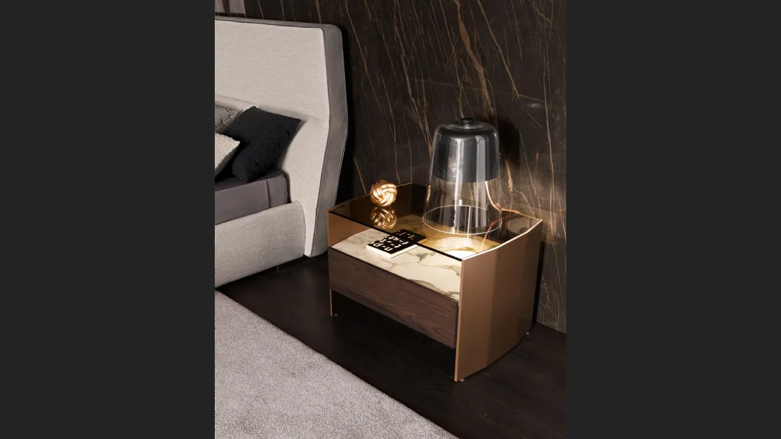 Comodino con ripiano in vetro, top in marmo, cassetto in essenza e struttura in alluminio laccato Milvian Night di Misuraemme