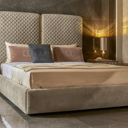 Letto con testiera in pelle trapuntata Alfred di Daytona Home