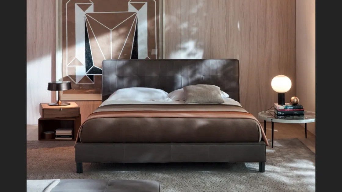 Letto matrimoniale in pelle con testiera Anton di Molteni&C
