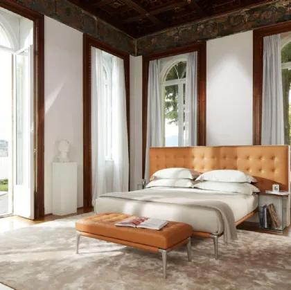 Letto in pelle con testiera in lavorazione capitonné Volage di Cassina