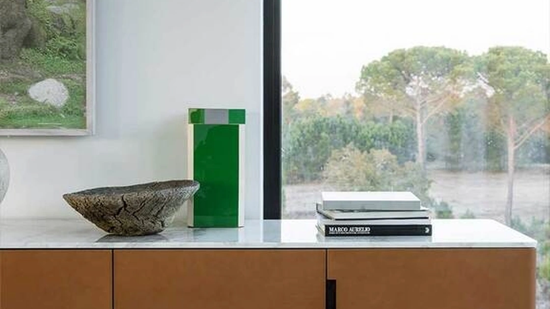 Madia Fidelio Cabinet in legno a quattro ante rivestite in cuoio di Poltrona Frau