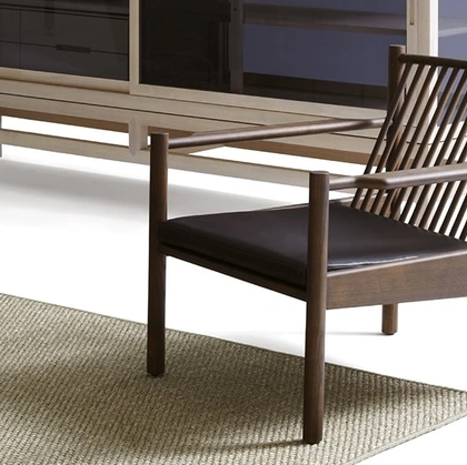 Poltrona Ava in legno con seduta imbottita di De Padova