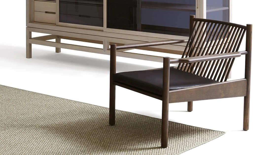 Poltrona Ava in legno con seduta imbottita di De Padova