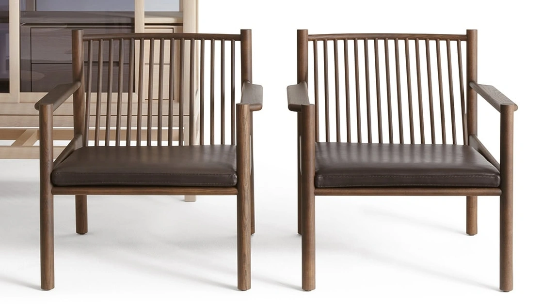 Poltrona Ava in legno con seduta imbottita di De Padova