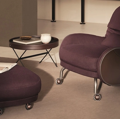 Poltrona in tessuto con retro in cuoio Louisiana di De Padova