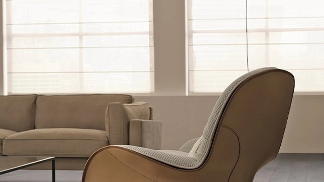 Poltrona in tessuto con retro in cuoio Louisiana di De Padova