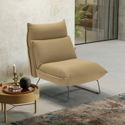 Poltrona in pelle con piedini in metallo a slitta Match di Kermes divani