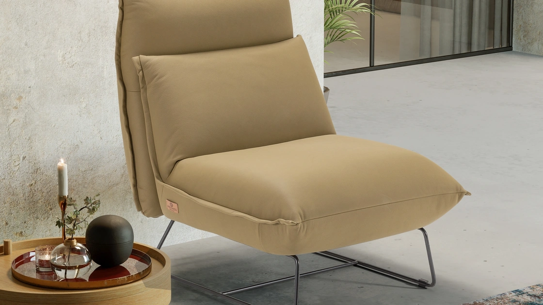 Poltrona in pelle con piedini in metallo a slitta Match di Kermes divani