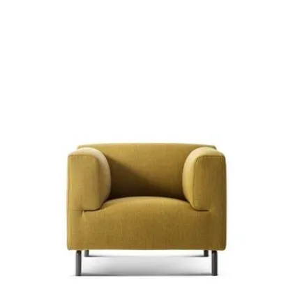 Poltroncina Met in tessuto con piedini in metallo di Cassina