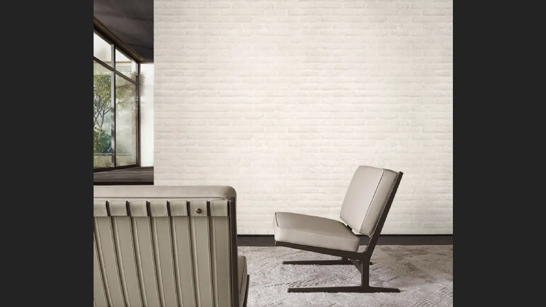 Poltroncina Paula in pelle con struttura in metallo e cinghie in cuoio di Molteni & C