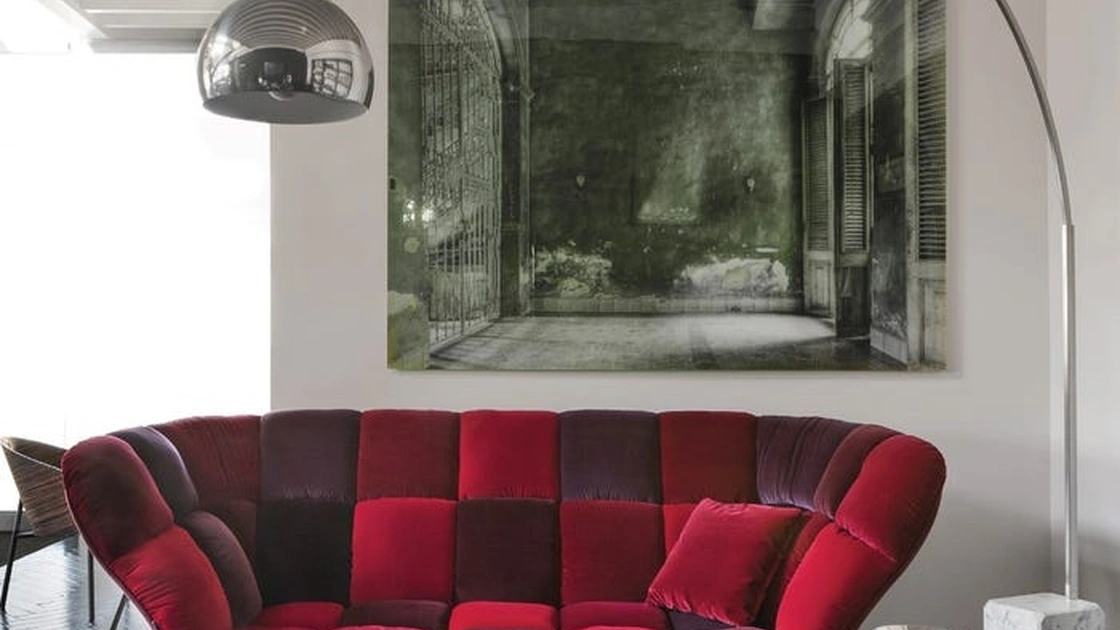 Divano lineare in velluto trapuntato 33 Cuscini di Driade