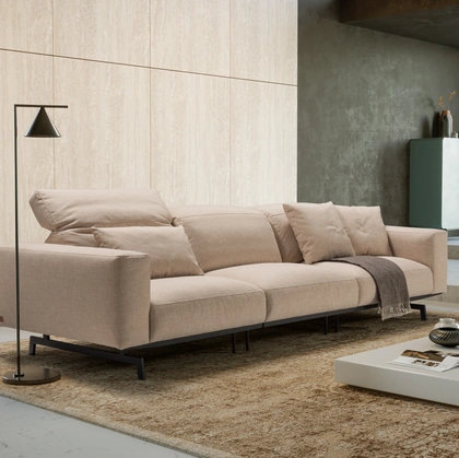 Divano lineare in tessuto con poggiatesta reclinabili Forma di Kermes divani