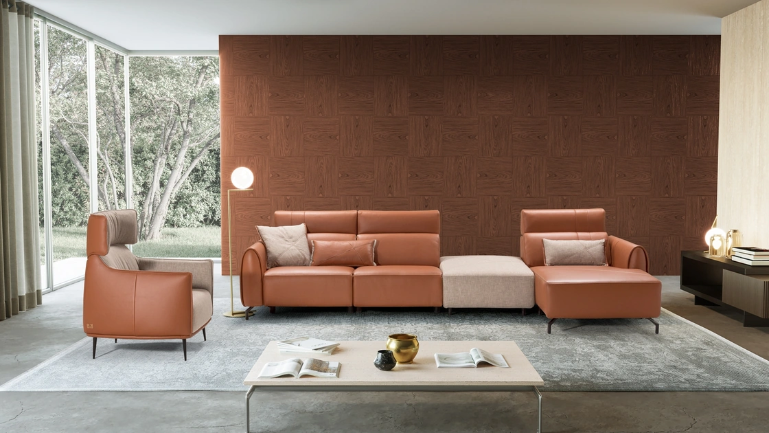 Salotto con penisola in pelle e poltrona in pelle e tessuto Harbur di Kermes divani