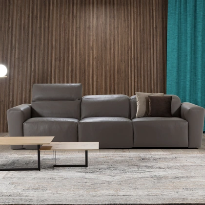 Divano lineare in pelle con poggiatesta reclinabili Botero di Kermes divani