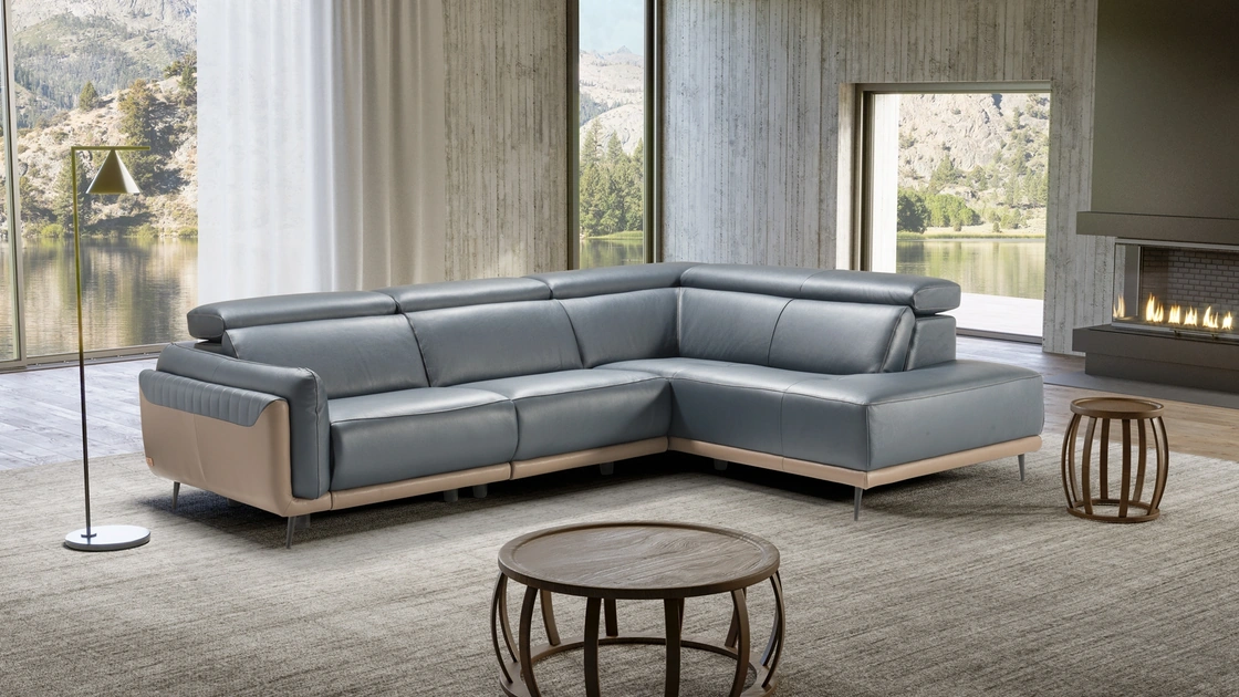 Divano angolare in pelle con poggiatesta regolabili e meccanismo relax elettrico Roy di Kermes divani