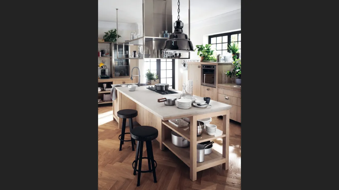 Sgabello Barstud con seduta in pelle con borchie di Scavolini