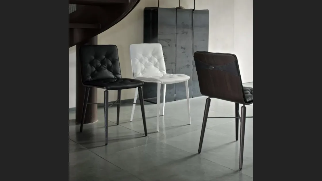 Sedia Kate con monoscocca in legno con o senza cuscino trapuntato e gambe in legno massello di Bontempi