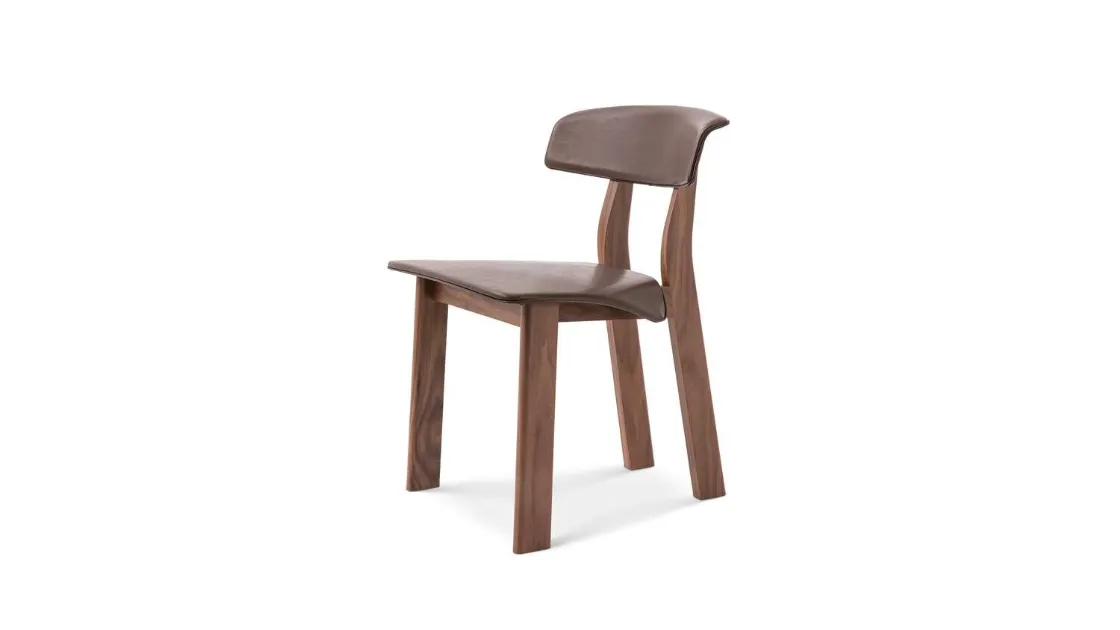 Sedia di design Back-Wing in pelle con struttura in legno massello di Cassina