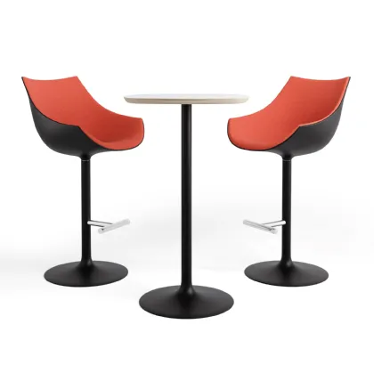 Sgabello Passion Stool con struttura girevole a tulipano in alluminio e seduta in tessuto di Cassina