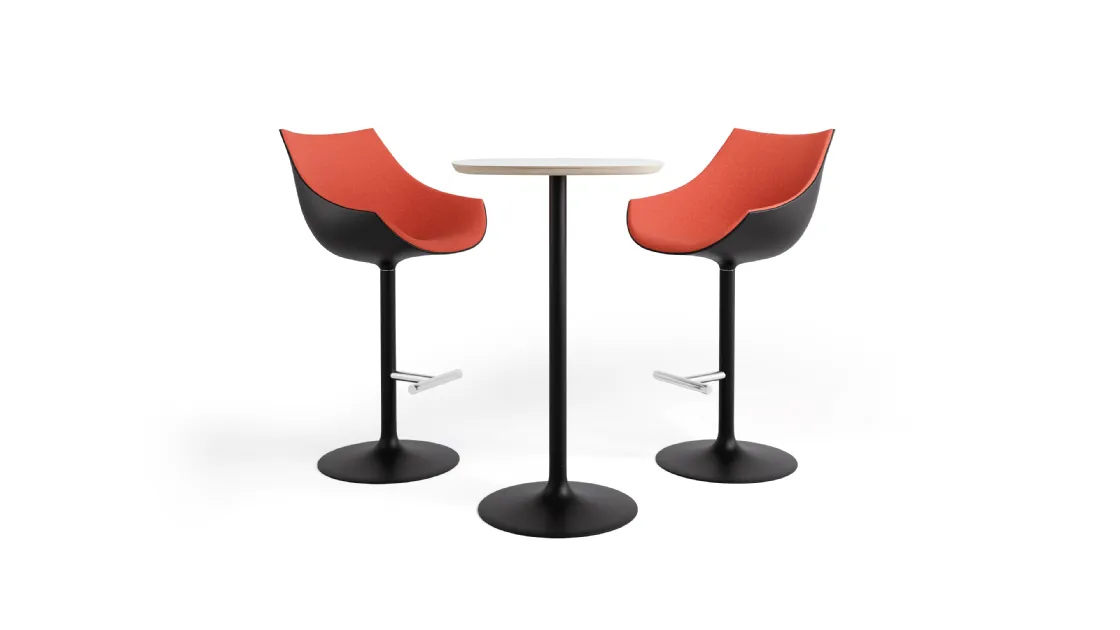 Sgabello Passion Stool con struttura girevole a tulipano in alluminio e seduta in tessuto di Cassina