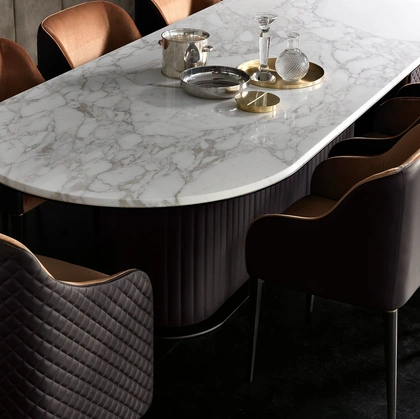 Sedia Julia in tessuto con schienale in pelle di Daytona Home