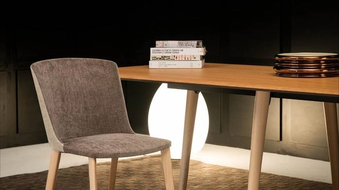 Sedia La Francesca in tessuto e legno massello di frassino di Driade