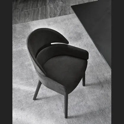 Sedia Lloyd rivestita in pelle con struttura in legno massello di Fiam