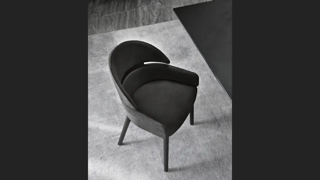 Sedia Lloyd rivestita in pelle con struttura in legno massello di Fiam