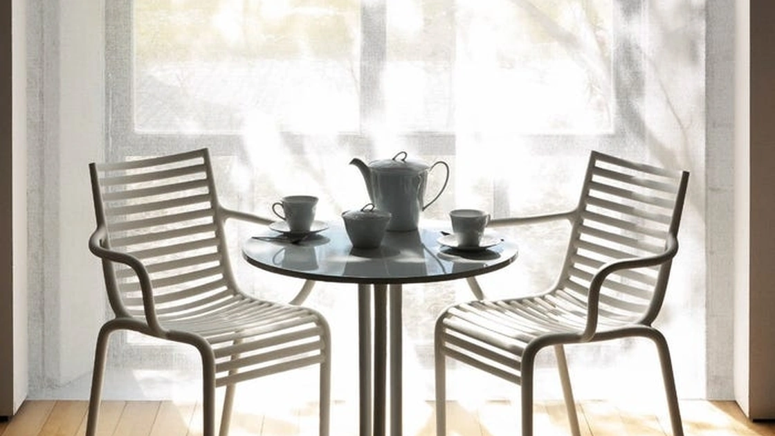 Sedia impilabile PIP-e in polipropilene di Driade