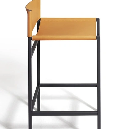 Sgabello in cuoio Rea di De Padova