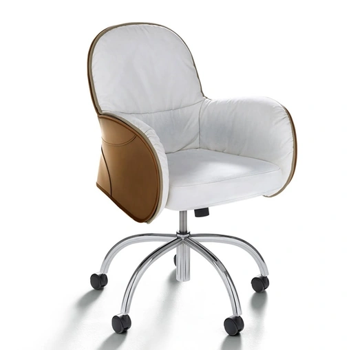 Sedia imbottita Serbelloni in tessuto con schienale in cuoio di De Padova