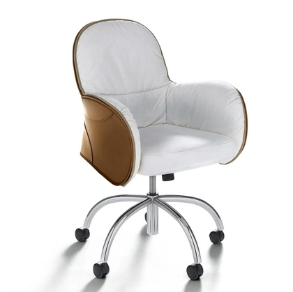 Sedia imbottita Serbelloni in tessuto con schienale in cuoio di De Padova