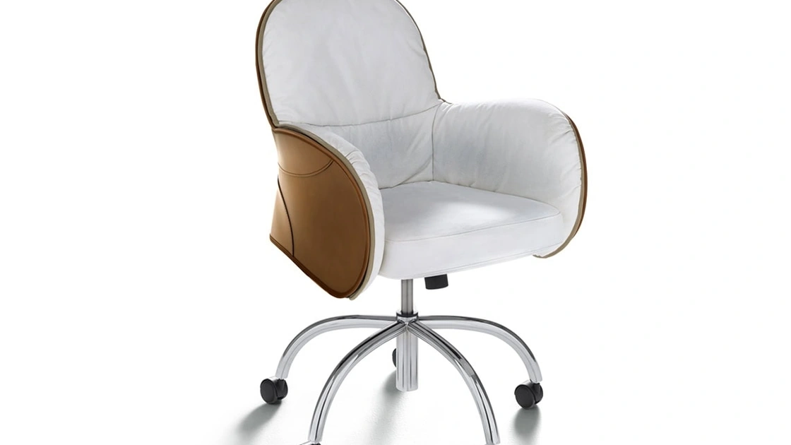 Sedia imbottita Serbelloni in tessuto con schienale in cuoio di De Padova