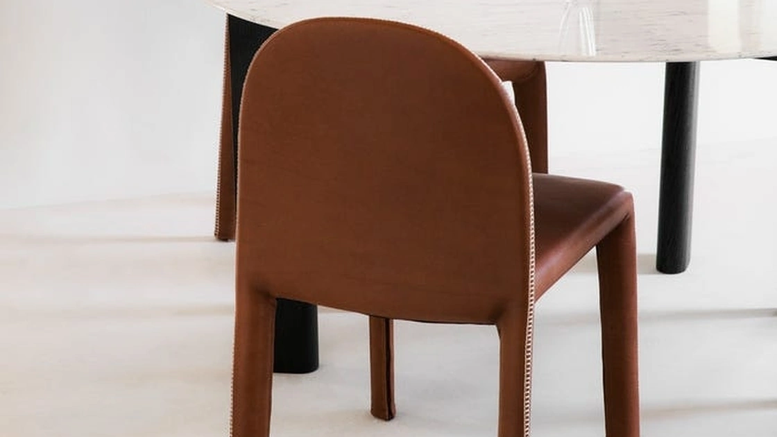 Sedia con rivestimento in pelle con cuciture decorative su gambe e schienale Soiree di Driade